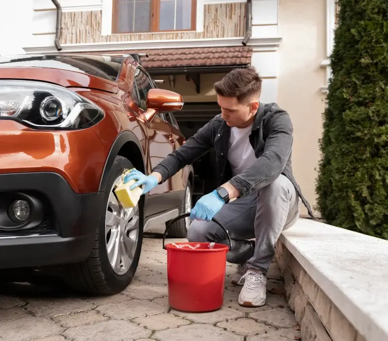 Lavage auto à domicile Saint-Romain-de-Benet : professionnel intervenant sur un véhicule